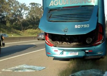 Ônibus não consegue frear e bate na traseira de outro ônibus na Via Dutra