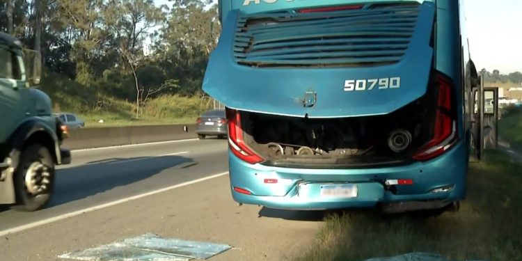 Ônibus não consegue frear e bate na traseira de outro ônibus na Via Dutra