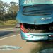 Ônibus não consegue frear e bate na traseira de outro ônibus na Via Dutra